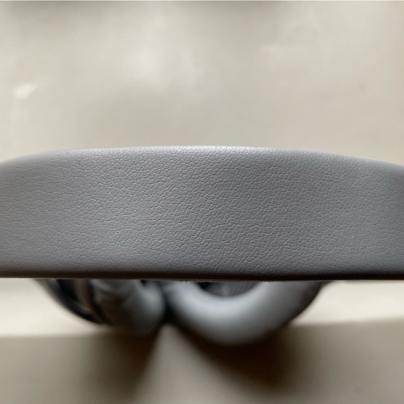 Bose Silver On-Ear Headphones - Picture 8 of 10